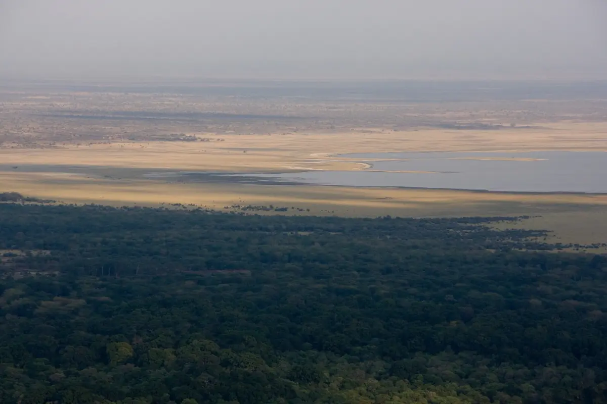 Der See und die Ebene aus großer Höhe im Dunst