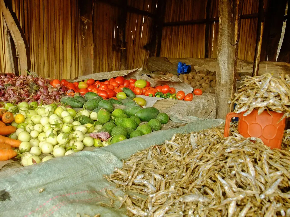 Gemüse und Bohnen am Marktstand